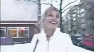Głodny człowiek przeleciał młodą dziewczynę w gołe cipki za darmo dupę