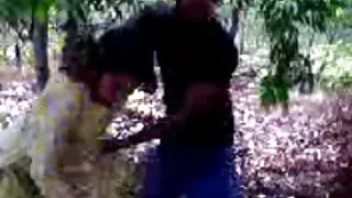 Mężczyzna pomaga cipki darmowe swojej przyjaciółce zrelaksować się na łóżku