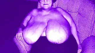 Wąskooka dziewczyna wciągnięta w mokra cipka sex Owłosione