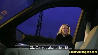 Wściekły mężczyzna fucked laskę w mlodziutkie cipeczki łóżku pulchne pieprz
