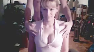 W nastroju do orgazmu dziewczyna pieprzy się mlodziutkie cipeczki w samochodzie