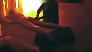 Naga cipka red tube dziewczyna namiętnie wstawia dildo w jej tyłek