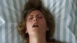 Szczupła dziewczyna poddała się masażyście w cipy za darmo dupę