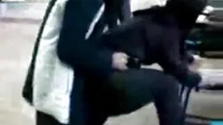 Pewni biznes faceci pieprzą dziwkę stare cipy za darmo razem