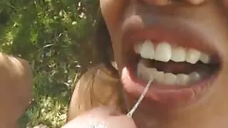 Dziewczyna mokra cipka film z Strap-on Strap-on dildo w dupę mężczyźni