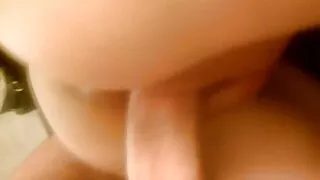Pieprzy się w taksówce brunetka z wytatuowanym mokra cipka film ciałem