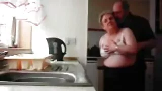 Leżąc na plecach pieprzy się z busty mulatką i nakręcony na sexeo cipki wideo