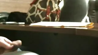 Duszny Mulat oddaje się dildo na krześle darmowe cipy