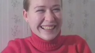 Ładny lyarva rozwija otwory z cipka z bliska film a dildo