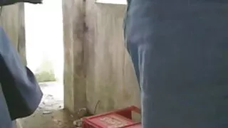 Pieprzy dziewczynę w nocy z wyłączonym darmowe cipy światłem