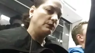 Czarnowłosa mlodziutkie cipeczki krala pieprzy się z gumowymi kogutami na kanapie