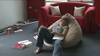 Dwa kurwa cipeczki free na świeżym powietrzu w pobliżu luksusowego domu