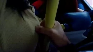 Na dużym łóżku muskularny mężczyzna jeździ na naszyjniku w darmowe fotki cipek studencie