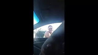 Kobieta z dużymi dojami cipeczka z bliska i tatuażami jedzie pieprz