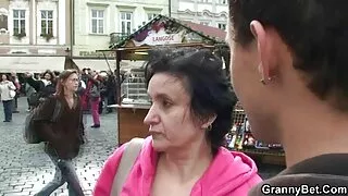 Blondynka w okularach namiętnie pieprzy się w cipkę sexowna cipka i tyłek