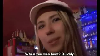 Krucha Azjatycka dziewczyna ssie i daje cipki cipeczki film kilku facetom