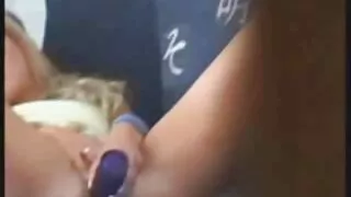 Nienasycona dziewczyna cipki za darmo pieprzy się od tyłu ze swoim kumplem